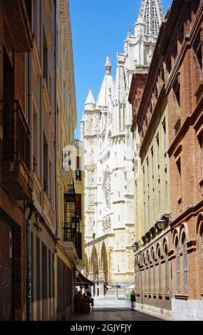 Jakobsweg: Gasse, die zur Kathedrale von Leon führt, 2021 Stockfoto