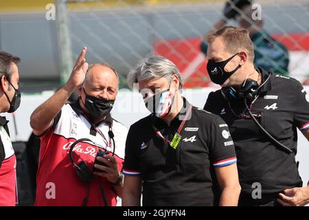 Luca de Meo (ITA) Groupe Renault Chief Executive Officer mit Frederic Vasseur (FRA) Alfa Romeo Racing Team Principal am Start. 12.09.2021. Formel 1 Weltmeisterschaft, Rd 14, Großer Preis Von Italien, Monza, Italien, Wettkampftag. Bildnachweis sollte lauten: XPB/Press Association Images. Stockfoto