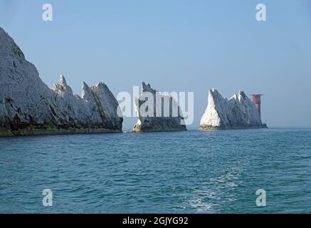 Die Needles Rocks und der Leuchtturm von einem lokalen Touristenboot aus gesehen Stockfoto