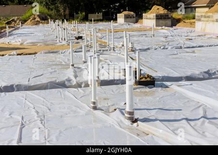 PVC-Pipeline mit Abwasser im Bau Sanitär-System Rohre im Boden Stockfoto