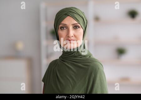 Kopfschuss Einer Älteren Muslimischen Dame Mit Traditionellem Hijab-Hedschal In Der Halle Stockfoto