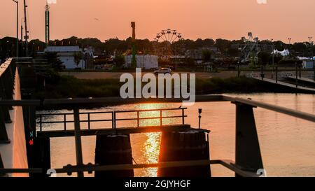 NORWALK, CT, USA - 12. SEPTEMBER 2021: Wunderschöner Sonnenaufgang mit Vergnügungsausrüstung für das Oyster Festival im Veterans Park Stockfoto