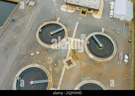 Moderne städtische Kläranlage Verarbeitung Klärer Sedimentationsbehälter Stockfoto