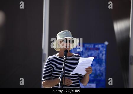 Brisbane, Australien. September 2021. Ein Organisator der Kundgebung spricht während der Demonstration.das Refugee Action Collective organisierte eine Kundgebung auf dem King George Square in Brisbane, um mehr Unterstützung für Menschen zu fordern, die der Taliban-Herrschaft in Afghanistan entkommen, sowie mehr dauerhafte Visa, Ein Ende des Verbots der Einreise von UNHCR-anerkannten Flüchtlingen über Indonesien und der Rechte auf Familienzusammenführung. Kredit: SOPA Images Limited/Alamy Live Nachrichten Stockfoto