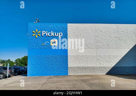 Houston, Texas USA 09-12-2021: Walmart Supercenter Pickup Area in einem Houston, TX Standort mit Kopierraum. Stockfoto