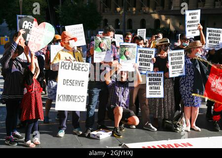 Brisbane, Australien. September 2021. Demonstranten halten während der Demonstration Plakate. Das Refugee Action Collective organisierte eine Kundgebung auf dem King George Square in Brisbane, um mehr Unterstützung für Menschen zu fordern, die der Taliban-Herrschaft in Afghanistan entkommen, sowie mehr dauerhafte Visa, ein Ende des Verbots der Einreise von UNHCR-anerkannten Flüchtlingen über Indonesien und Rechte auf Familienzusammenführung. Kredit: SOPA Images Limited/Alamy Live Nachrichten Stockfoto