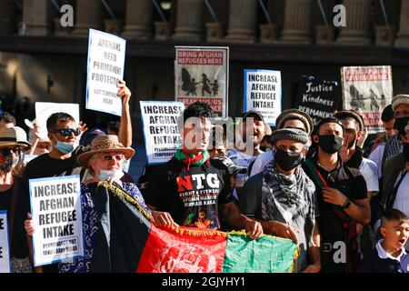 Brisbane, Australien. September 2021. Demonstranten halten während der Demonstration Plakate. Das Refugee Action Collective organisierte eine Kundgebung auf dem King George Square in Brisbane, um mehr Unterstützung für Menschen zu fordern, die der Taliban-Herrschaft in Afghanistan entkommen, sowie mehr dauerhafte Visa, ein Ende des Verbots der Einreise von UNHCR-anerkannten Flüchtlingen über Indonesien und Rechte auf Familienzusammenführung. Kredit: SOPA Images Limited/Alamy Live Nachrichten Stockfoto