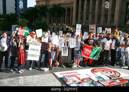 Brisbane, Australien. September 2021. Demonstranten halten während der Demonstration Plakate. Das Refugee Action Collective organisierte eine Kundgebung auf dem King George Square in Brisbane, um mehr Unterstützung für Menschen zu fordern, die der Taliban-Herrschaft in Afghanistan entkommen, sowie mehr dauerhafte Visa, ein Ende des Verbots der Einreise von UNHCR-anerkannten Flüchtlingen über Indonesien und Rechte auf Familienzusammenführung. Kredit: SOPA Images Limited/Alamy Live Nachrichten Stockfoto