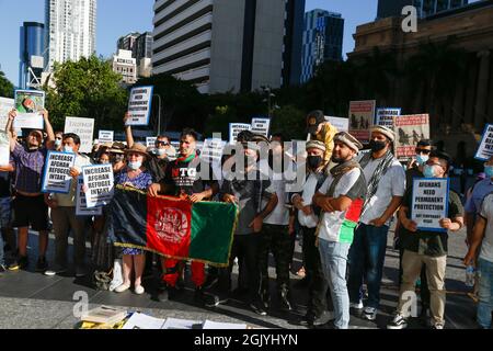 Brisbane, Australien. September 2021. Demonstranten halten während der Demonstration Plakate. Das Refugee Action Collective organisierte eine Kundgebung auf dem King George Square in Brisbane, um mehr Unterstützung für Menschen zu fordern, die der Taliban-Herrschaft in Afghanistan entkommen, sowie mehr dauerhafte Visa, ein Ende des Verbots der Einreise von UNHCR-anerkannten Flüchtlingen über Indonesien und Rechte auf Familienzusammenführung. Kredit: SOPA Images Limited/Alamy Live Nachrichten Stockfoto