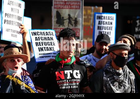 Brisbane, Australien. September 2021. Demonstranten halten während der Demonstration Plakate. Das Refugee Action Collective organisierte eine Kundgebung auf dem King George Square in Brisbane, um mehr Unterstützung für Menschen zu fordern, die der Taliban-Herrschaft in Afghanistan entkommen, sowie mehr dauerhafte Visa, ein Ende des Verbots der Einreise von UNHCR-anerkannten Flüchtlingen über Indonesien und Rechte auf Familienzusammenführung. Kredit: SOPA Images Limited/Alamy Live Nachrichten Stockfoto