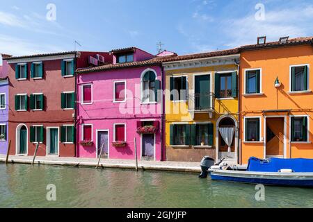 Ein Blick auf Burano, mit den typischen farbigen Häusern, die diese Insel charakterisieren Stockfoto