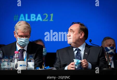 Parteichef Alex Salmond mit dem abtandten Anführer Kenny MacAskill (links) während der ersten Jahreskonferenz der Alba Party im Rathaus von Greenock, Greenock, Inverclyde. Bilddatum: Sonntag, 12. September 2021. Stockfoto