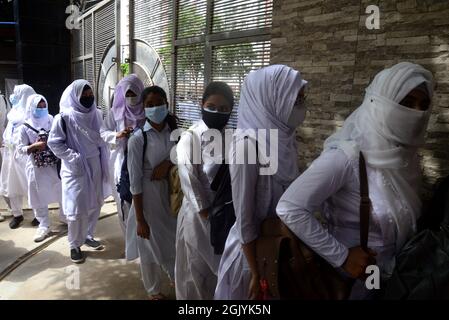 Dhaka, Bangladesch. 12. September 2021. Am 12. September 2021 gehen Schüler mit Gesichtsmasken in den Räumlichkeiten der Azimpur Government Girls School and College in Dhaka, Bangladesch. Nach 543 Tagen haben die Grund-, Grund- und weiterführenden Schulen im ganzen Land wieder geöffnet, wobei die Covid-19-Richtlinien und Gesundheitsprotokolle eingehalten wurden. Kredit: Mamunur Rashid/Alamy Live Nachrichten Stockfoto