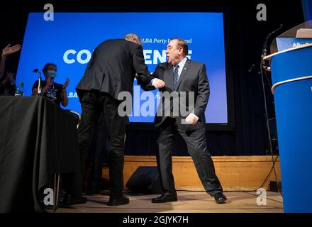 Alex Salmond gibt dem abtänigen Anführer Kenny MacAskill (links) einen Ellenbogen, nachdem er seine Rede während der ersten jährlichen Konferenz für die Alba-Partei im Rathaus von Greenock, Greenock, Inverclyde gehalten hat. Bilddatum: Sonntag, 12. September 2021. Stockfoto