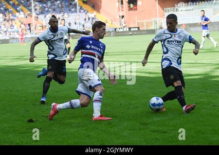 Genua, Italien. September 2021. Arturo Vidal (Inter), ADRIEN SILVA (Sampdoria), Stefano Sensi (Inter) während des Spiels UC Sampdoria vs Inter - FC Internazionale, Italienische Fußballserie A in Genua, Italien, September 12 2021 Quelle: Independent Photo Agency/Alamy Live News Stockfoto