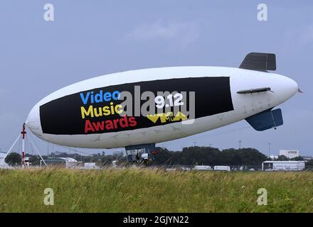 Orlando, Florida, USA. September 2021. Ein Blimp für die MTV Video Music Awards 2021 wird am Orlando Executive Airport gezeigt. Die jährliche Preisverleihung, die 1984 begann, findet in diesem Jahr am 12. September 2021 in Brooklyn, New York, statt. (Bild: © Paul Hennessy/SOPA Images via ZUMA Press Wire) Stockfoto