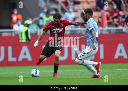 Mailand, Italien. September 2021. Davide Calabria vom AC Mailand steuert den Ball während des Serie-A-Spiels zwischen AC Mailand und SS Lazio im Stadio Giuseppe Meazza am 12 2021. September in Mailand, Italien. Quelle: Marco Canoniero/Alamy Live News Stockfoto