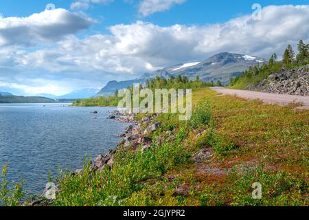 Lulealven See, Schweden, mit Bergen des Stora Sjofallet Nationalparks im Hintergrund an einem Tag des arktischen Sommers. Wilde Natur des hohen Nordens. Stockfoto