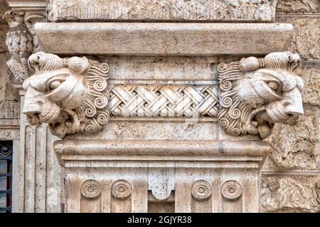 Detail der Dekorationen am Palazzo del Ragno im Quartiere Coppedè, Rom Italien Stockfoto