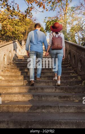 Ein schönes junges Touristenpaar geht die Treppe hinauf und schaut sich im Herbst die Burg von Buda in Budapest, Ungarn, an Stockfoto