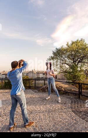 Junge Paare fotografieren sich am Aussichtspunkt vom Gellert-Hügel in Budapest, Ungarn, bei Sonnenaufgang. Stockfoto