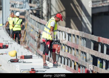 Wien, Österreich - 2. August 2021. Ein Arbeiter in der Arbeitskleidung während der Bauarbeiten an der Straßenreparatur. Stockfoto