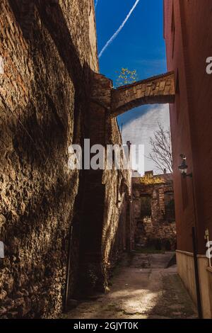 Alte Mauern im Innenhof des alten historischen Gebäudes in Sopron, Ungarn an sonnigen Tagen Stockfoto