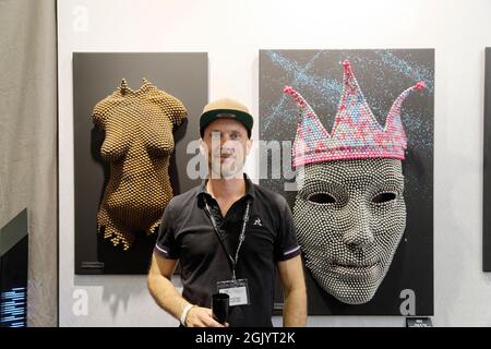 Paris, Frankreich. September 2021. Bystephano posiert mit seinen Arbeiten während der art3f International Contemporary Art Fair. Stockfoto