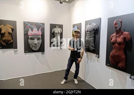 Paris, Frankreich. September 2021. Bystephano posiert mit seinen Arbeiten während der art3f International Contemporary Art Fair. Stockfoto