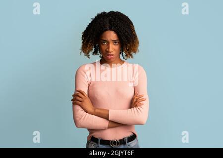 Porträt Einer Beleidigten Jungen Afroamerikanischen Frau, Die Mit Gefalteten Armen Steht Stockfoto