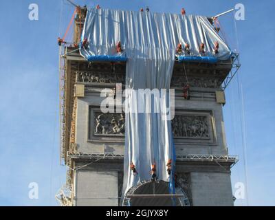 Paris, Frankreich. September 2021. Kletterer haben damit begonnen, den Arc de Triomphe einzuwickeln. Die Verpackung soll bis zum 18. September 2021 abgeschlossen sein - und damit ein lebenslanger Traum des Künstlerpaares Christo und Jeanne-Claude, dessen Erfüllung aber beide nicht mehr miterleben können. Jeanne-Claude starb 2009, Christo am 31. Mai 2020. Quelle: Sabine Glaubitz/dpa/Alamy Live News Stockfoto