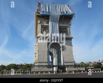 Paris, Frankreich. September 2021. Kletterer haben damit begonnen, den Arc de Triomphe einzuwickeln. Die Verpackung soll bis zum 18. September 2021 abgeschlossen sein - und damit ein lebenslanger Traum des Künstlerpaares Christo und Jeanne-Claude, dessen Erfüllung aber beide nicht mehr miterleben können. Jeanne-Claude starb 2009, Christo am 31. Mai 2020. Quelle: Sabine Glaubitz/dpa/Alamy Live News Stockfoto