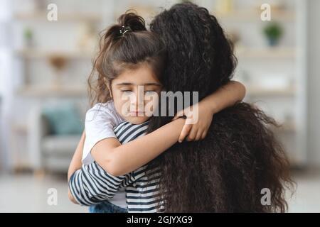 Verärgert kleines Mädchen umarmt ihre Mutter, Nahaufnahme Porträt Stockfoto