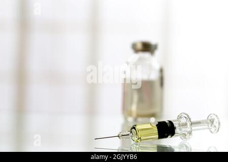 Medizin Flaschen Glas und Spritze Injektionsnadel auf weißem Hintergrund - Medikament Medikamentenflasche Ausrüstung medizinisches Werkzeug für Krankenschwester. Stockfoto