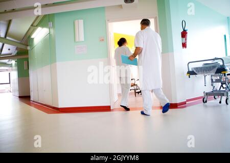 Arzt und Krankenschwester beim Betreten des Patientenzimmer im Krankenhaus. Stockfoto