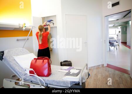 Ankunft eines Patienten für einen Krankenhausaufenthalt. Stockfoto