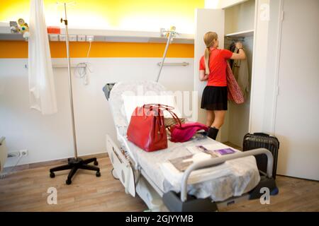 Ankunft eines Patienten für einen Krankenhausaufenthalt. Stockfoto