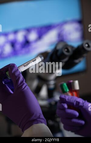 Bluttest auf Syphilis, verursacht durch das Bakterium treponema pallidum oder blasses treponema. Diese Infektion wird sexuell übertragen. Stockfoto