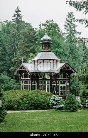 Trinkpavillon mit therapeutischem Mineralwasser aus der Heilquelle in Karlova Studanka, Tschechische Republik.gesundes reines Wasser in der berühmten Kurstadt.Natur Stockfoto