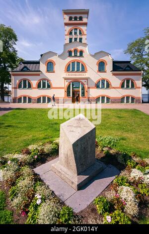 Vastervik, Schweden - 08.22.2021: Vertikale Aufnahme des Warmbadhus-Gebäudes. Stockfoto