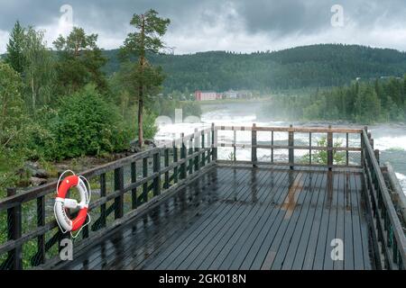 Stordorsen, Schweden - 08.15.2021: Storforsen, wilder, riesiger Wasserfall am Pite River in der schwedischen Arktis an einem bewölkten, regnerischen Tag im arktischen Sommer. Norrbottens Stockfoto