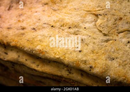 Mehrere quadratische Pizzen warten darauf, zubereitet zu werden. Lebensmittel auf Basis von Weizenmehl. Italienisches Essen. Stockfoto