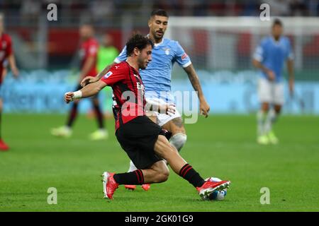 Mailand, Italien. September 2021. Davide Calabria vom AC Mailand steuert den Ball während des Serie-A-Spiels zwischen AC Mailand und SS Lazio im Stadio Giuseppe Meazza am 12 2021. September in Mailand, Italien. Quelle: Marco Canoniero/Alamy Live News Stockfoto