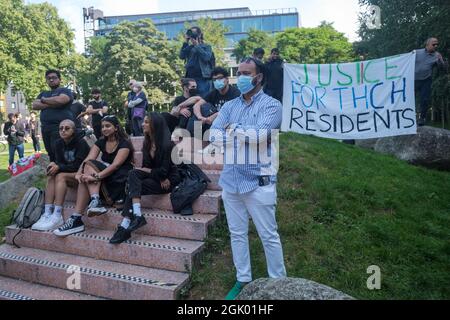 London, Großbritannien. September 2021. Ein Transparent fordert Gerechtigkeit für die Bewohner des sozialen Wohnungsbaus bei der Kundgebung im Altab Ali Park, die gegen die Pläne protestiert, ein hässliches Einkaufszentrum mit vier Etagen Firmenbüros auf dem Gelände der Truman Brewery zu bauen. Der Spitalfields Trust sagt, dass er zu groß und zu groß ist, nichts für die Einheimischen bietet und die authentische kulturelle Qualität der Brick Lane untergraben wird. Peter Marshall/Alamy Live News Stockfoto