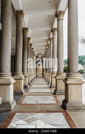 Innenraum der Mühlenkolonnade in Karlsbad, Karlsbad, Tschechische Republik.große Spas Europas in der UNESCO-Liste im Jahr 2021 eingetragen.Stadt mit Quellen Stockfoto