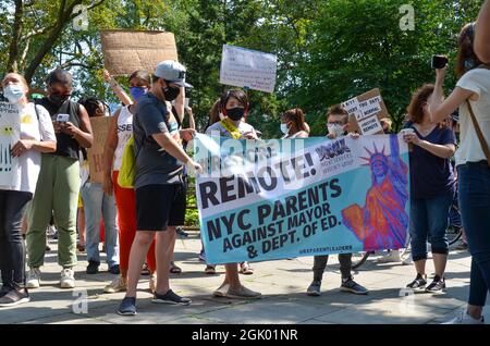 Besorgte Angestellte der Stadtverwaltung von NYC und Schüler versammelten sich im City Hall Park, um die Wiederherstellung von Fernarbeiten und Schulen für alle Schüler zu fordern. Stockfoto