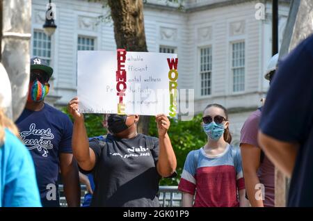 Besorgte Angestellte der Stadtverwaltung von NYC und Schüler versammelten sich im City Hall Park, um die Wiederherstellung von Fernarbeiten und Schulen für alle Schüler zu fordern. Stockfoto