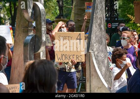 Besorgte Angestellte der Stadtverwaltung von NYC und Schüler versammelten sich im City Hall Park, um die Wiederherstellung von Fernarbeiten und Schulen für alle Schüler zu fordern. Stockfoto