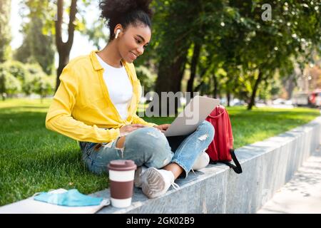 Erfolgreiche Afrikanische Student Girl Mit Laptop Computer Lernen Online Outdoor Stockfoto