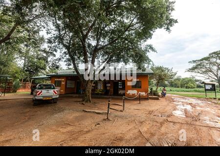 ZIWA RHINO SANCTUARY, UGANDA - 16. MÄRZ 2018: Das Gebäude des Tourist Information Centre in Ziwa Rhino Sanctuary, Uganda Stockfoto